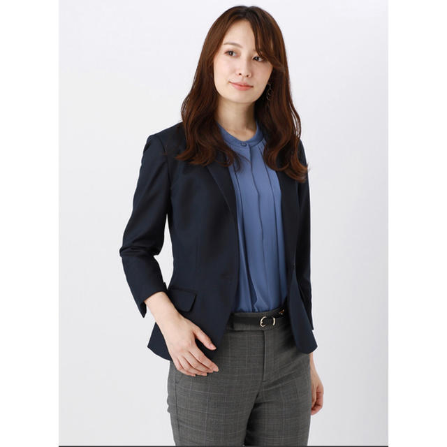 THE SUIT COMPANY(スーツカンパニー)の今期 新品 スーツカンパニー ⭐️ハイツイストラチネ クルーネックタックブラウス レディースのトップス(シャツ/ブラウス(長袖/七分))の商品写真