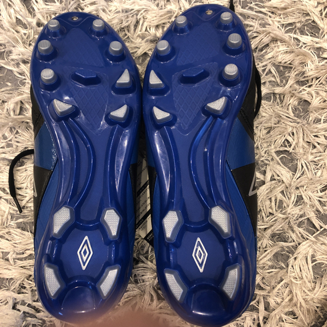 UMBRO(アンブロ)のアンブロ アクセレイター KTS(ブラック×ブルー)２７．０ＣＭ スポーツ/アウトドアのサッカー/フットサル(シューズ)の商品写真