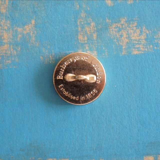 BURBERRY(バーバリー)のバーバリーボタン　1個 ハンドメイドの素材/材料(各種パーツ)の商品写真