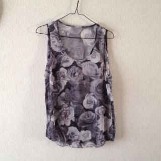 エモダ(EMODA)のfloweryタンク(タンクトップ)