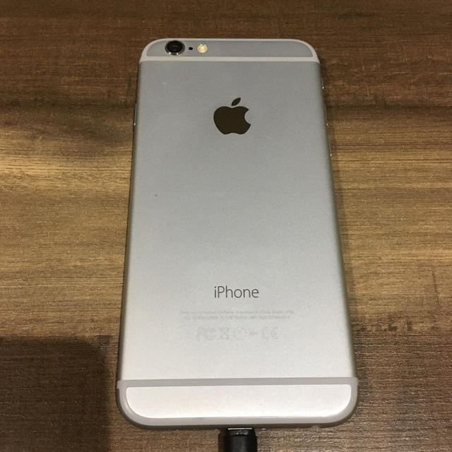 iPhone(アイフォーン)のiphone 6 16GB silver au ロック ジャンク スマホ/家電/カメラのスマートフォン/携帯電話(スマートフォン本体)の商品写真