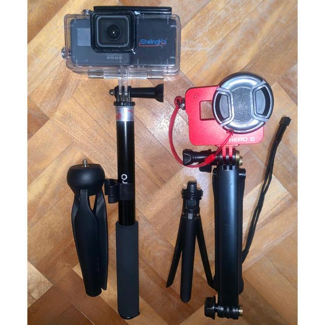 GoPro(ゴープロ)のGoPro hero6 ＆レンズ充電器棒脚立色々セット スマホ/家電/カメラのカメラ(コンパクトデジタルカメラ)の商品写真