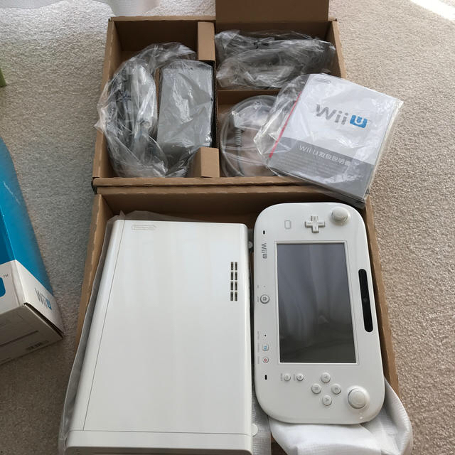 Wii U(ウィーユー)のwii U BASIC SET 8GB shiro エンタメ/ホビーのゲームソフト/ゲーム機本体(家庭用ゲーム機本体)の商品写真