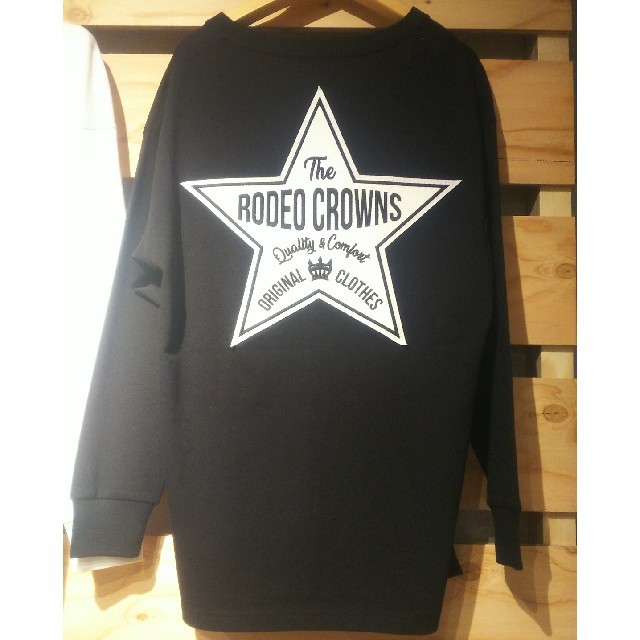 RODEO CROWNS WIDE BOWL(ロデオクラウンズワイドボウル)のテラ松ロンTブラック レディースのトップス(Tシャツ(長袖/七分))の商品写真