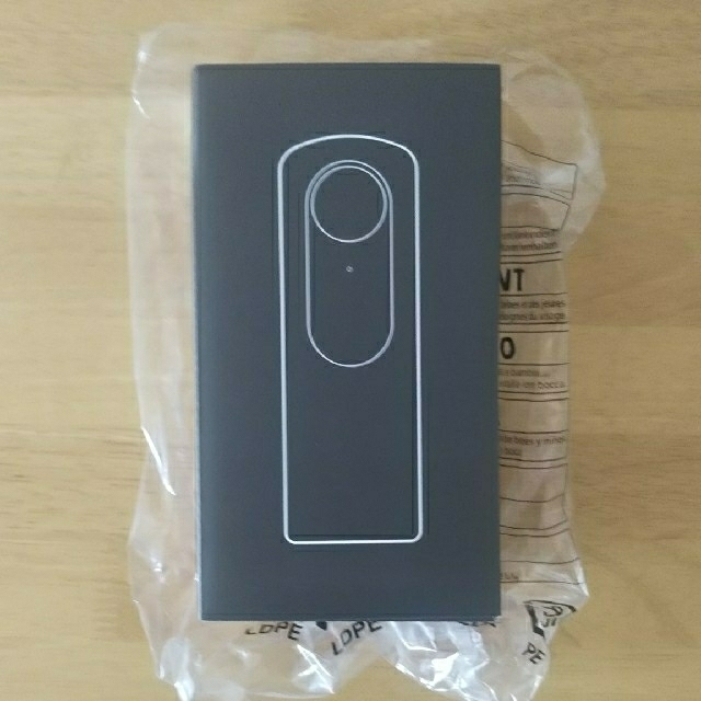 RICOH(リコー)のRICOH THETA V (新品未開封・保証有) スマホ/家電/カメラのカメラ(コンパクトデジタルカメラ)の商品写真