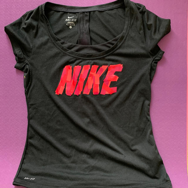 NIKE(ナイキ)のNIKE トップス レディースのトップス(Tシャツ(半袖/袖なし))の商品写真