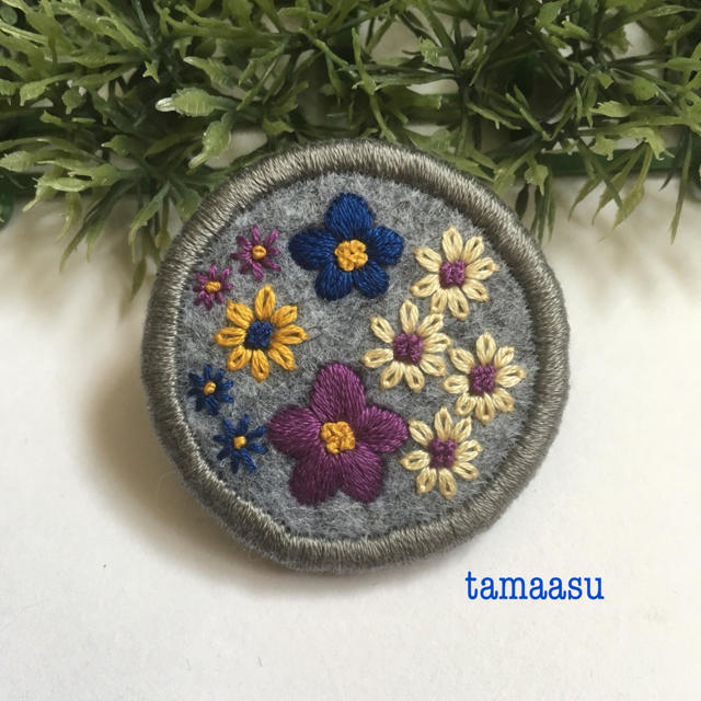 482.お花の刺繍ブローチ✴︎受注製作 ハンドメイドのアクセサリー(コサージュ/ブローチ)の商品写真