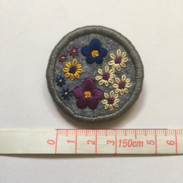 482.お花の刺繍ブローチ✴︎受注製作 ハンドメイドのアクセサリー(コサージュ/ブローチ)の商品写真