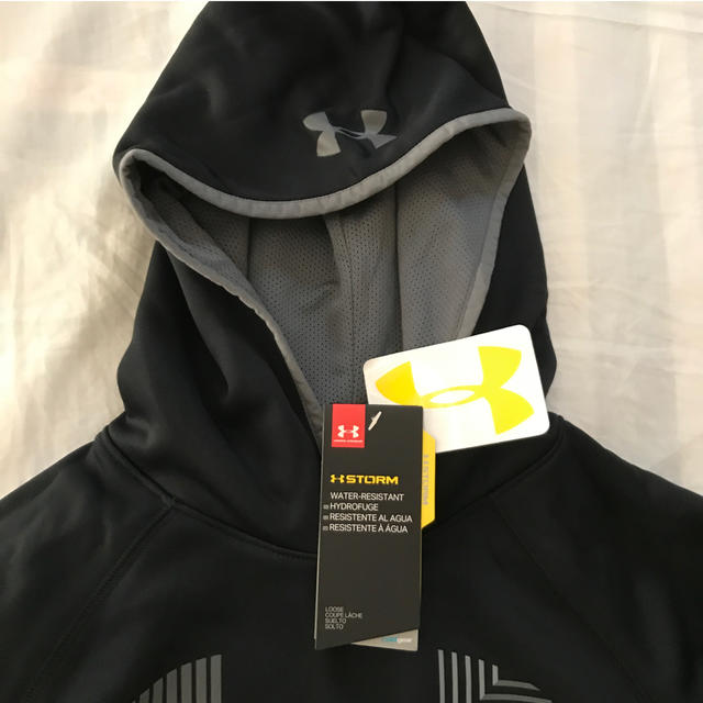 UNDER ARMOUR(アンダーアーマー)の送料無料！アンダーアーマーパーカー140サイズ新品タグ付き キッズ/ベビー/マタニティのキッズ服男の子用(90cm~)(ジャケット/上着)の商品写真