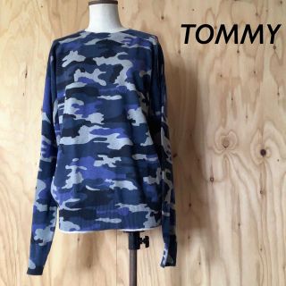 トミー(TOMMY)の【美品】TOMMY カモフラージュ柄 ニット ロゴ 刺繍 グレー ネイビー系(ニット/セーター)