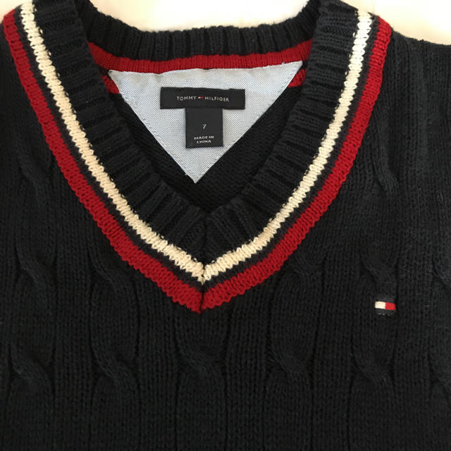 TOMMY HILFIGER(トミーヒルフィガー)の超美品♪TOMMY HILFIGERトミーヒルフィガー 紺色ニットベスト120 キッズ/ベビー/マタニティのキッズ服男の子用(90cm~)(ニット)の商品写真