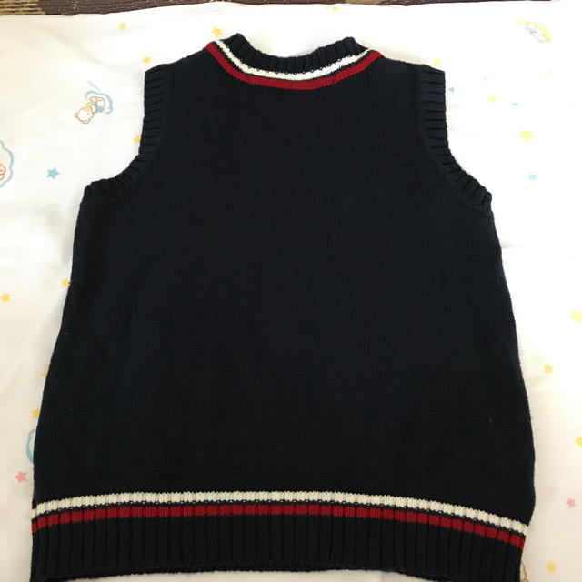 TOMMY HILFIGER(トミーヒルフィガー)の超美品♪TOMMY HILFIGERトミーヒルフィガー 紺色ニットベスト120 キッズ/ベビー/マタニティのキッズ服男の子用(90cm~)(ニット)の商品写真