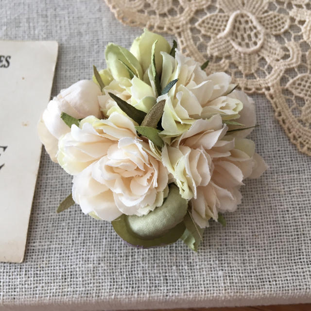 ホワイトバラとアンティークグリーン、ベージュ紫陽花のコサージュ ハンドメイドのアクセサリー(コサージュ/ブローチ)の商品写真