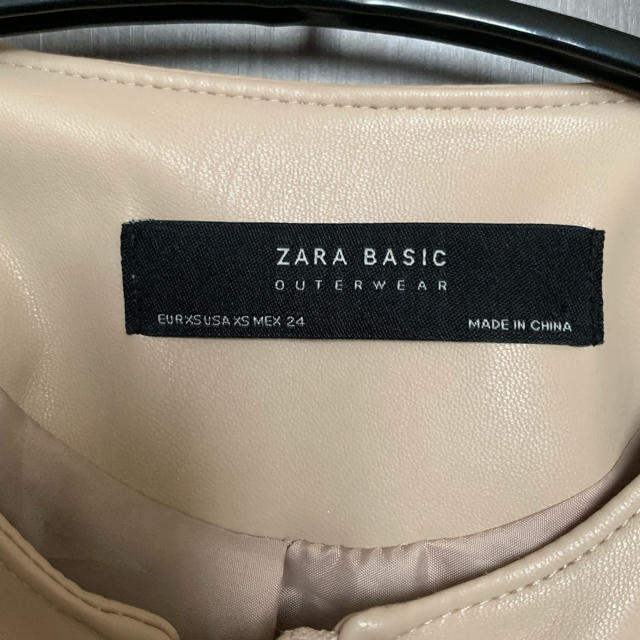 ZARA(ザラ)のZARAのベージュのフェイクレザージャケット レディースのジャケット/アウター(ノーカラージャケット)の商品写真