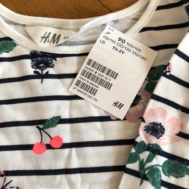 H&M(エイチアンドエム)の花柄ボーダーワンピース 90 キッズ/ベビー/マタニティのキッズ服女の子用(90cm~)(ワンピース)の商品写真