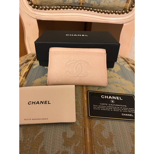 CHANEL(シャネル)の正規品 シャネル カードケース キャビアスキン ベージュ  レディースのファッション小物(名刺入れ/定期入れ)の商品写真