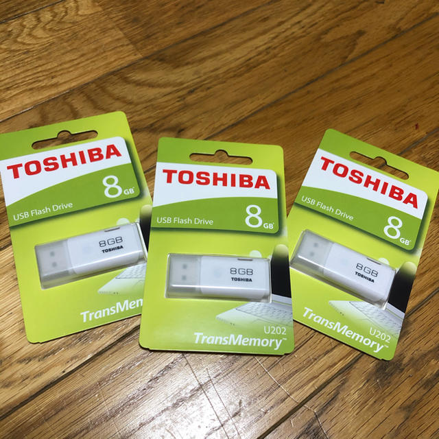 東芝(トウシバ)の東芝 USBフラッシュメモリ 8GB ３点　新品　未開封　日本製  スマホ/家電/カメラのPC/タブレット(PC周辺機器)の商品写真