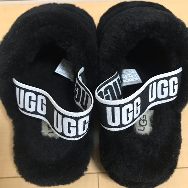 UGG フラッフイヤースライドサンダル