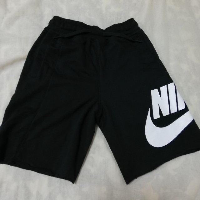 NIKE(ナイキ)のNIKE ナイキ ハーフパンツ 160 大人気 新品  スウェット キッズ/ベビー/マタニティのキッズ服男の子用(90cm~)(パンツ/スパッツ)の商品写真