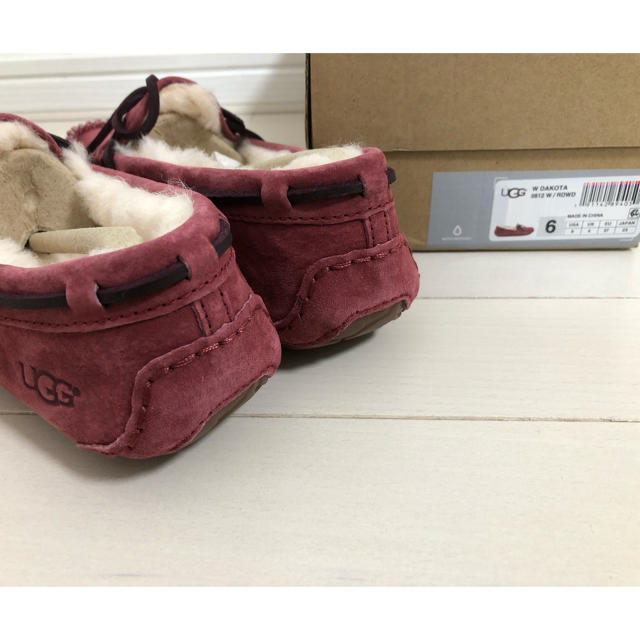 UGG(アグ)の【りっきー様専用】US6(23.0) UGG ダコタ　モカシン  ピンク レディースの靴/シューズ(スリッポン/モカシン)の商品写真
