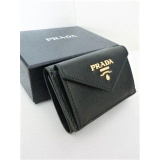 プラダ(PRADA)の【新品】 PRADA 三つ折り財布 ミニ オシャレな型押しレザー 黒 財布(財布)