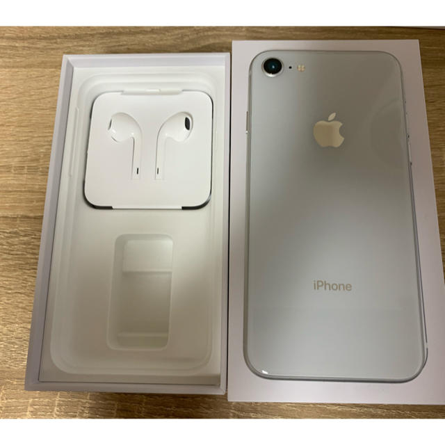 iPhone(アイフォーン)の中古美品　iPhone8 64GB シルバー　ソフトバンクSIMロック解除済み スマホ/家電/カメラのスマートフォン/携帯電話(スマートフォン本体)の商品写真