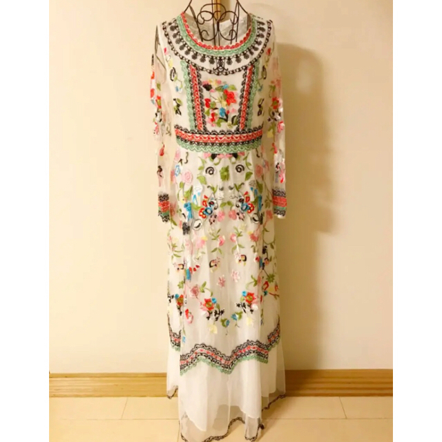 人気急上昇】 VALENTINO ご成約済みです【VALENTINO】フラワー刺繍 人気急上昇】 VALENTINO ご成約済みです【VALENTINO】フラワー刺繍