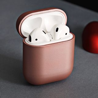 アップル(Apple)の【値下げ】AirPodの専用ケース・メタリックピンク (ヘッドフォン/イヤフォン)