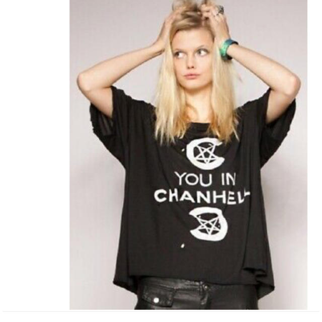 UNIF(ユニフ)のunif CHANHELL Tシャツ パロディデザイン レディースのトップス(Tシャツ(半袖/袖なし))の商品写真
