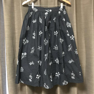 チャイルドウーマン(CHILD WOMAN)のお花刺繍ギャザースカート(ひざ丈スカート)