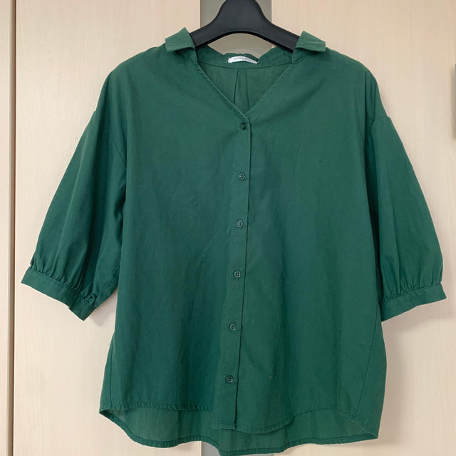 COLZA(コルザ)の深いグリーンの七分袖シャツ レディースのトップス(シャツ/ブラウス(長袖/七分))の商品写真