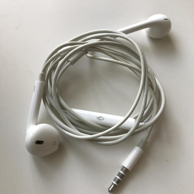 Apple(アップル)のApple 純正品 イヤホン スマホ/家電/カメラのオーディオ機器(ヘッドフォン/イヤフォン)の商品写真