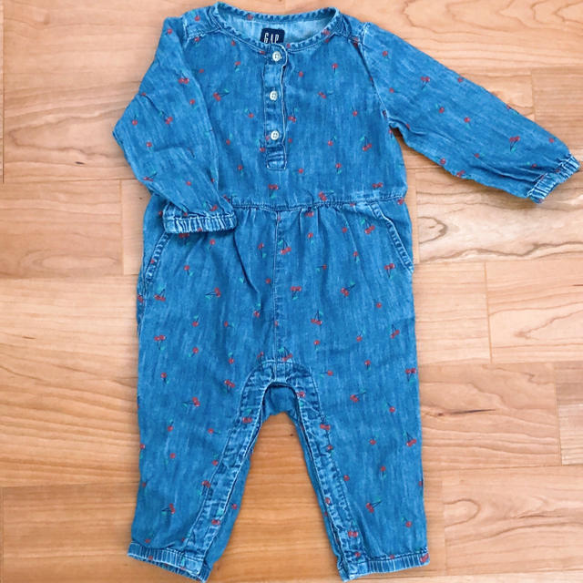 GAP Kids(ギャップキッズ)のsayaka様専用:オーバーオール ロンパース デニム さくらんぼ キッズ/ベビー/マタニティのベビー服(~85cm)(ロンパース)の商品写真