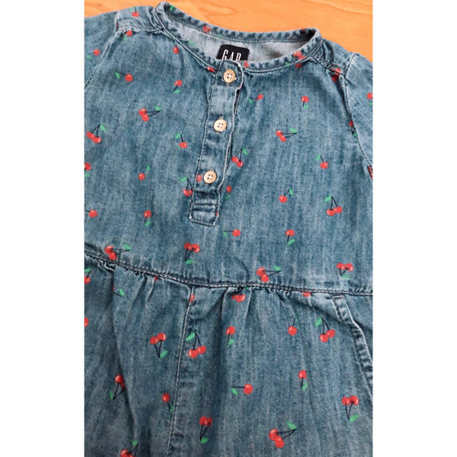 GAP Kids(ギャップキッズ)のsayaka様専用:オーバーオール ロンパース デニム さくらんぼ キッズ/ベビー/マタニティのベビー服(~85cm)(ロンパース)の商品写真