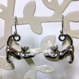 のびのび 猫ちゃん フック ピアス 銀色(ピアス)