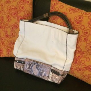 FURLA(ホワイト/白色系)のフリマアイテム一覧 FURLA(ホワイト/白色系)のフリマアイテム一覧