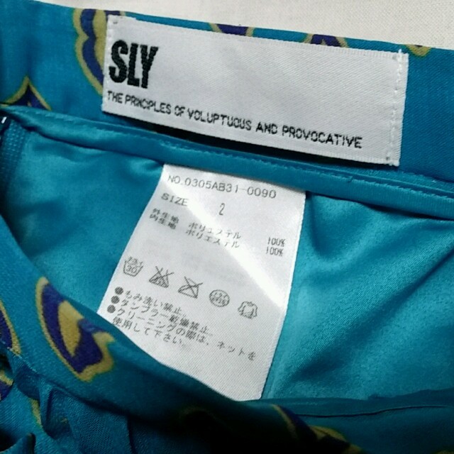 SLY(スライ)のSLY リップ柄 プリーツスカート レディースのスカート(ひざ丈スカート)の商品写真