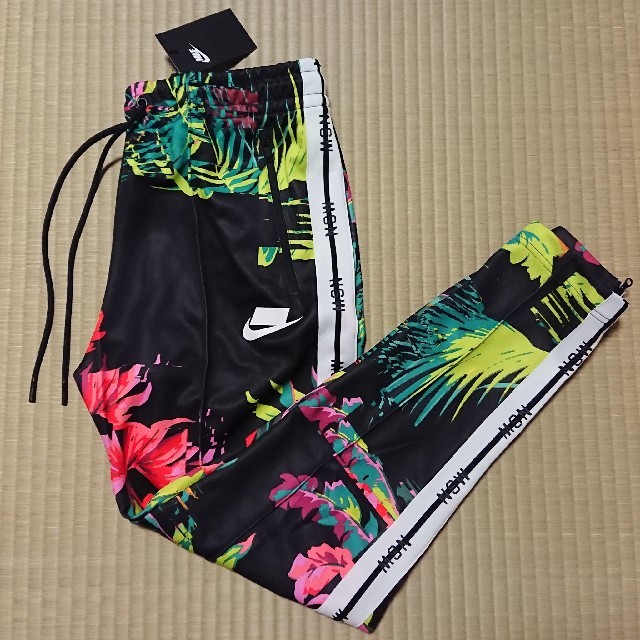 NIKE NSWフローラル　トラックパンツ　ナイキ　ジャージ　花柄　froral