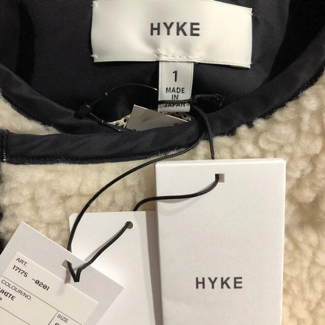 HYKE(ハイク)のハイク 19FW ボアロングコート 白 サイズ1  レディースのジャケット/アウター(毛皮/ファーコート)の商品写真