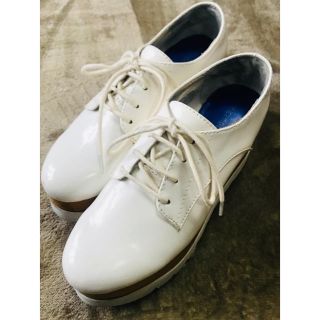 ジェフリーキャンベル(JEFFREY CAMPBELL)のJeffry campbell 厚底レースアップシューズ 白(ローファー/革靴)