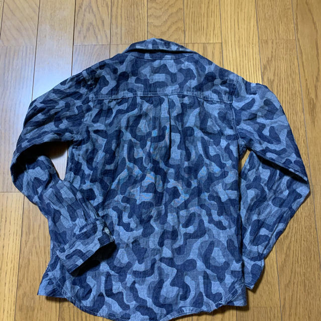 美品　迷彩シャツ　紺色　130cm  キッズ/ベビー/マタニティのキッズ服男の子用(90cm~)(Tシャツ/カットソー)の商品写真