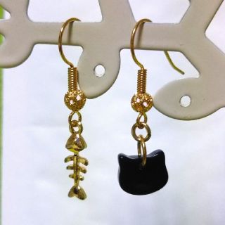 黒猫＆魚の骨 フック ピアス(ピアス)