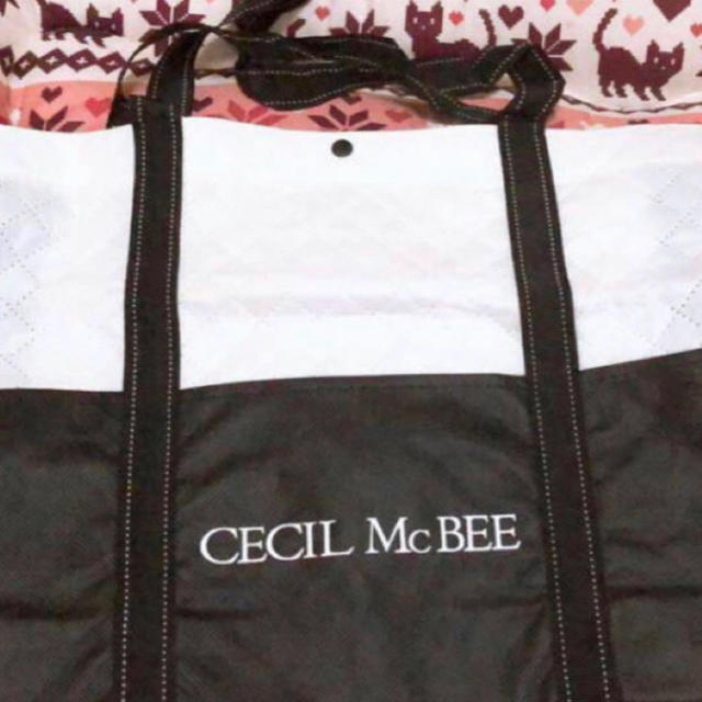 CECIL McBEE(セシルマクビー)の新品未使用品。セシルマクビーショップ袋✩.*˚中サイズ🍀サブバッグに大人気♥ レディースのバッグ(ショップ袋)の商品写真