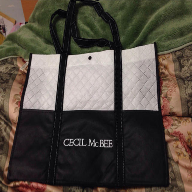 CECIL McBEE(セシルマクビー)の新品未使用品。セシルマクビーショップ袋✩.*˚中サイズ🍀サブバッグに大人気♥ レディースのバッグ(ショップ袋)の商品写真