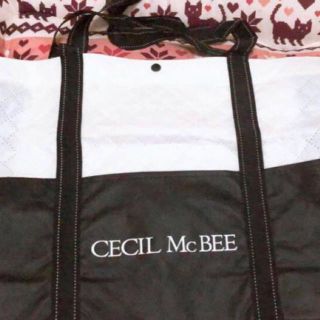 セシルマクビー(CECIL McBEE)の新品未使用品。セシルマクビーショップ袋✩.*˚中サイズ🍀サブバッグに大人気♥(ショップ袋)