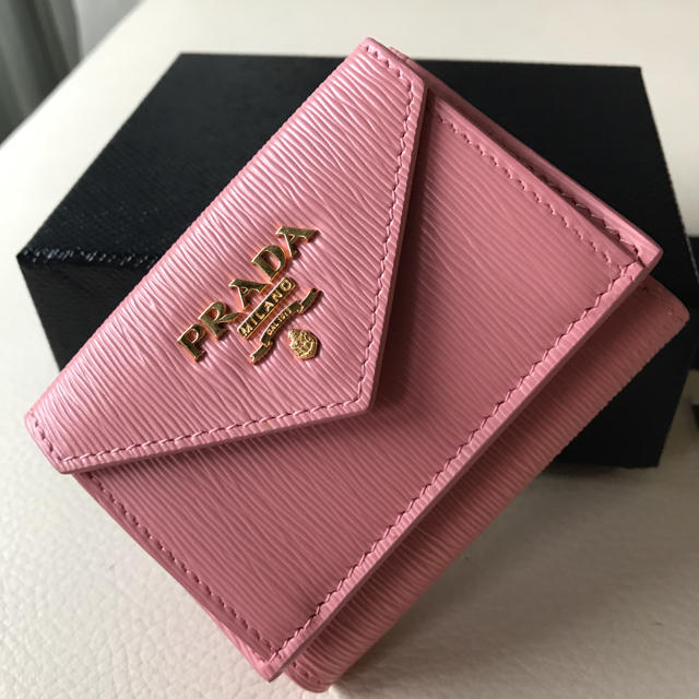 プラダPRADA  ☆新品☆ 大人気のミニ財布 三つ折り コンパクトウォレット☆