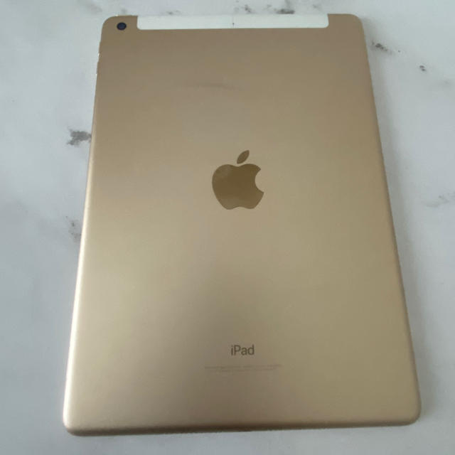 Apple(アップル)のiPad 第5世代 32GB WiFi＋cellular ゴールド スマホ/家電/カメラのPC/タブレット(タブレット)の商品写真