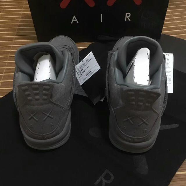 NIKE(ナイキ)の27.5cm NIKE AIR JORDAN 4 RETRO KAWS メンズの靴/シューズ(スニーカー)の商品写真