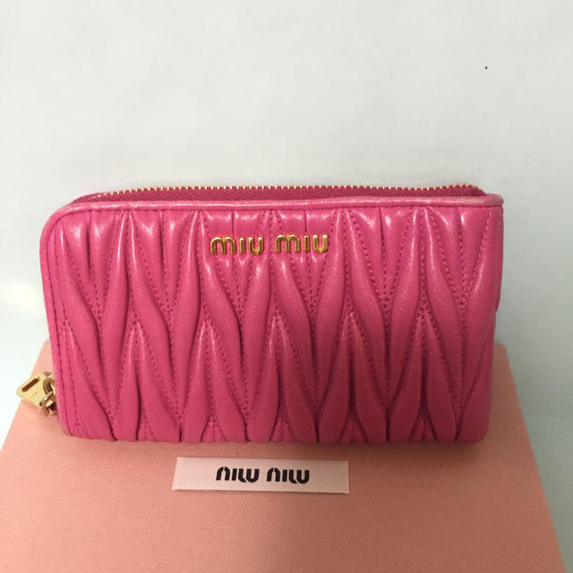 miumiu(ミュウミュウ)のミュウミュウ スマホケース レディースのファッション小物(その他)の商品写真