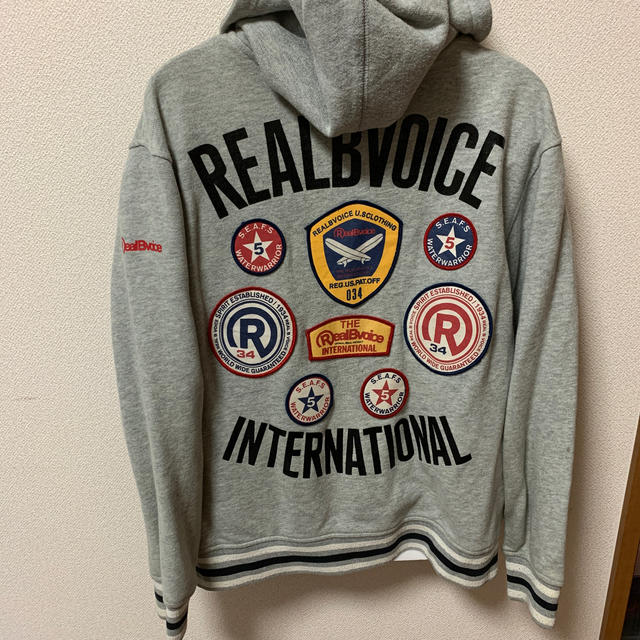 RealBvoice(リアルビーボイス)のREALBVOICE 140 パーカー　グレー　難あり キッズ/ベビー/マタニティのキッズ服男の子用(90cm~)(ジャケット/上着)の商品写真